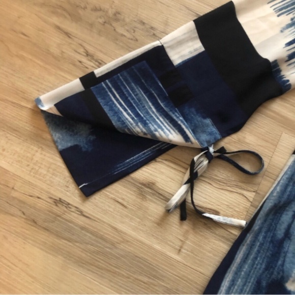 Le chateau Blue Abstract Blouse - Picture 5 of 9